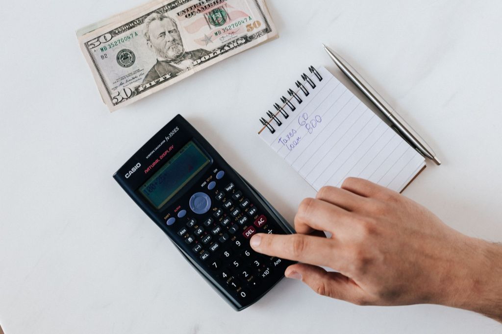 El dólar alcanza su máximo anual y se aproxima a los $1.500