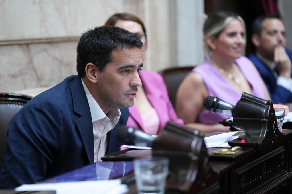 “Enfocados en los primeros pasos de este nuevo rol”: Adrián Ravier asumió como vocero presidencial y tuvo su primera actividad oficial